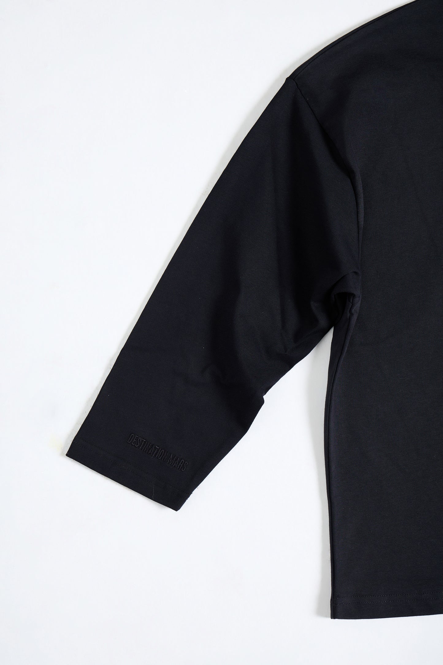THIS LONG SLEEVE DOESN'T COMPETE, IT DOMINATES.