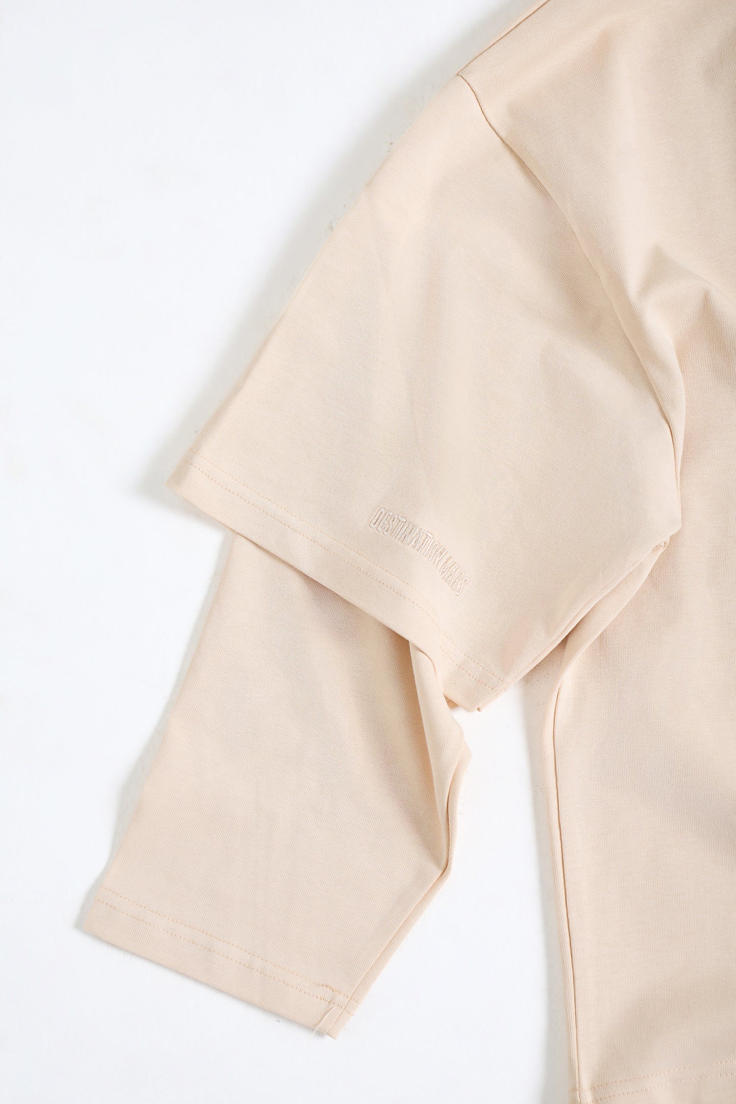 THIS DOUBLE SLEEVE DOESN'T SEEK ATTENTION, IT ATTRACTS IT.