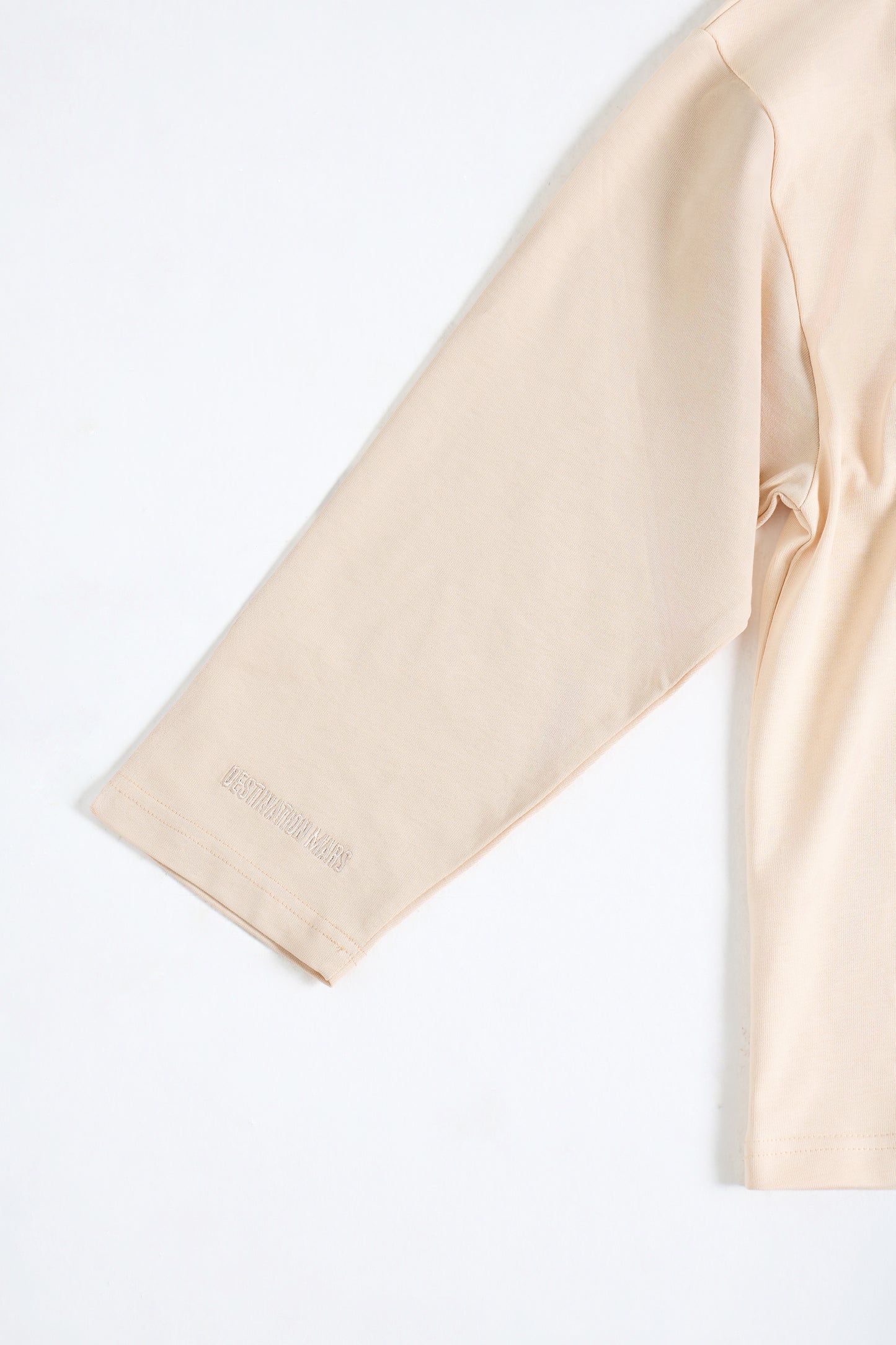 THIS LONG SLEEVE DOESN'T COMPETE, IT DOMINATES.
