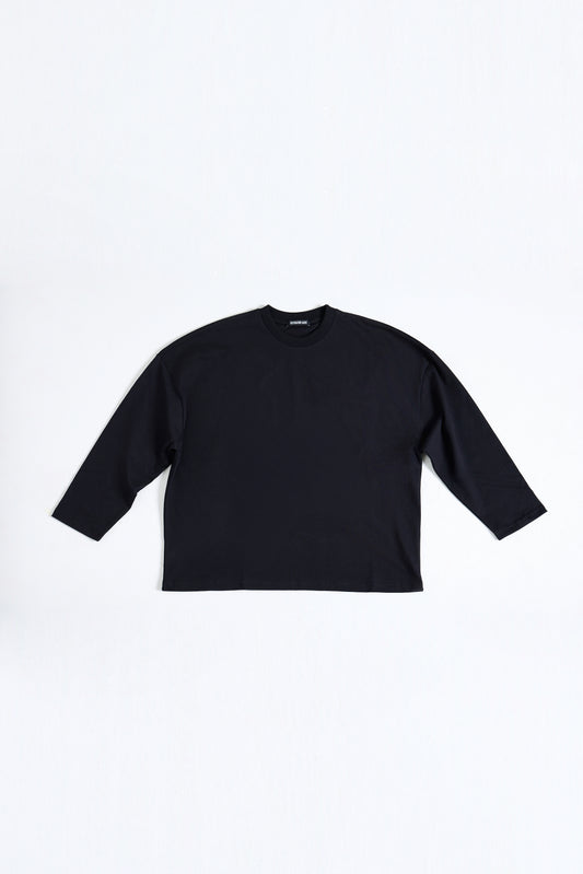 THIS LONG SLEEVE DOESN'T COMPETE, IT DOMINATES.