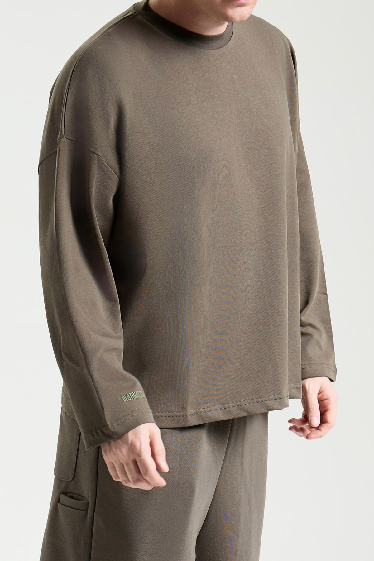 THIS LONG SLEEVE DOESN'T COMPETE, IT DOMINATES.