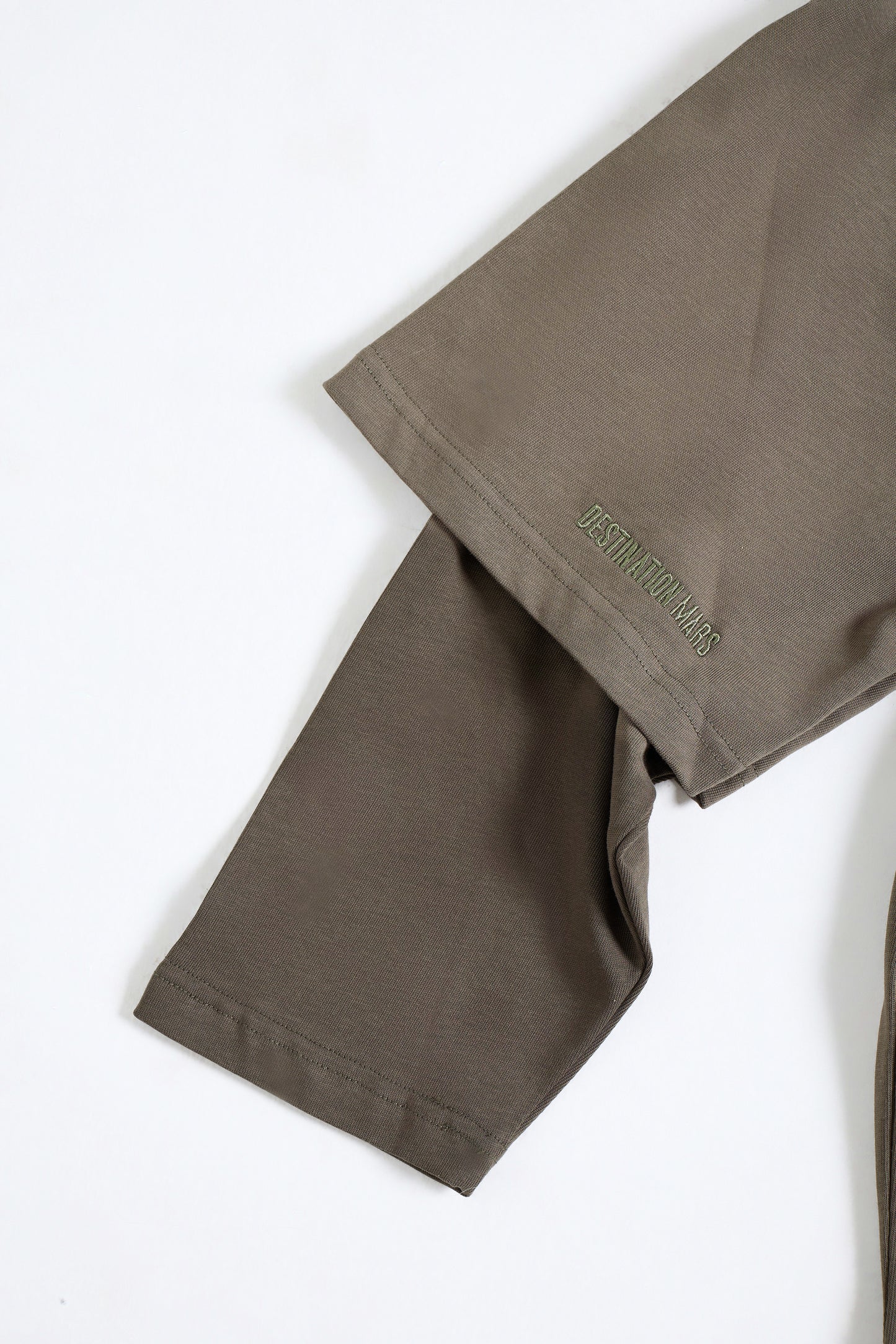 THIS DOUBLE SLEEVE DOESN'T SEEK ATTENTION, IT ATTRACTS IT.