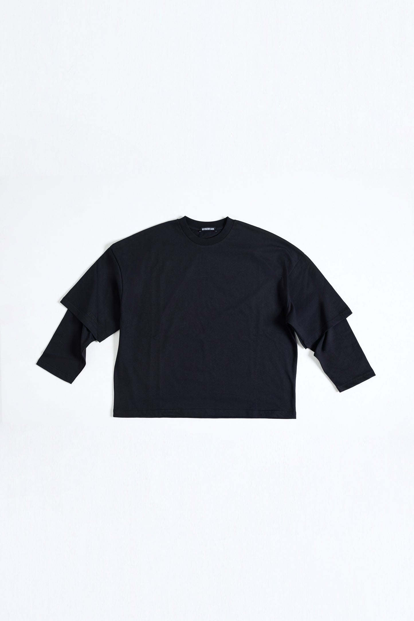 THIS DOUBLE SLEEVE DOESN'T SEEK ATTENTION, IT ATTRACTS IT.