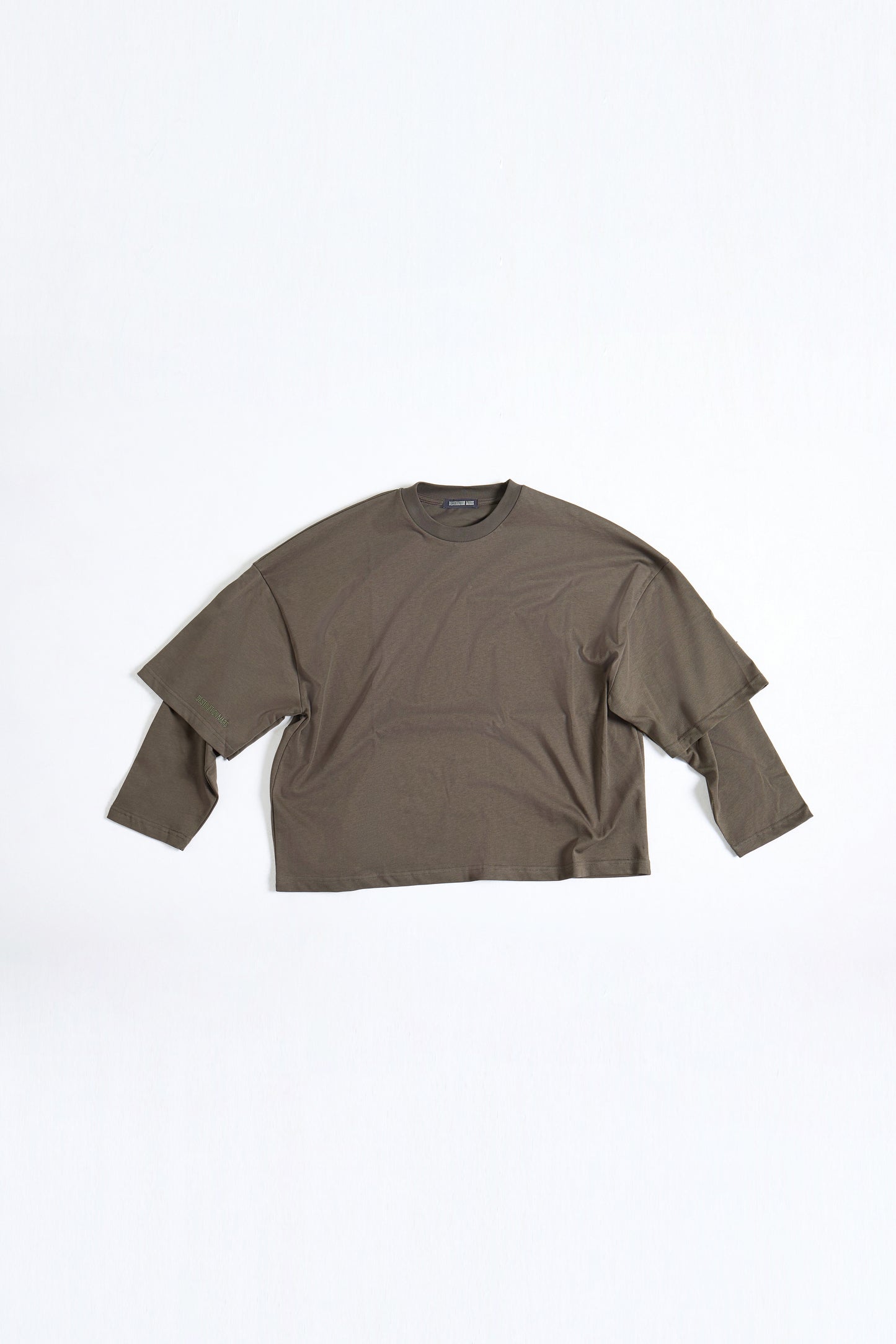 THIS DOUBLE SLEEVE DOESN'T SEEK ATTENTION, IT ATTRACTS IT.