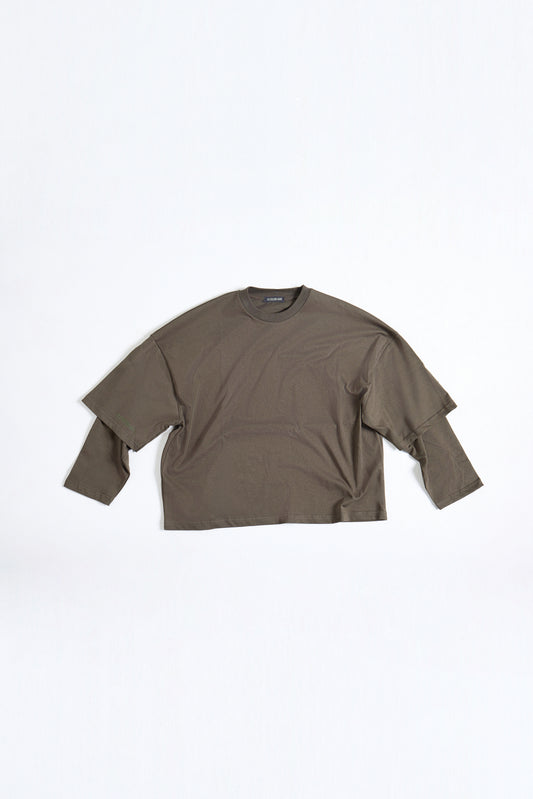 THIS DOUBLE SLEEVE DOESN'T SEEK ATTENTION, IT ATTRACTS IT.