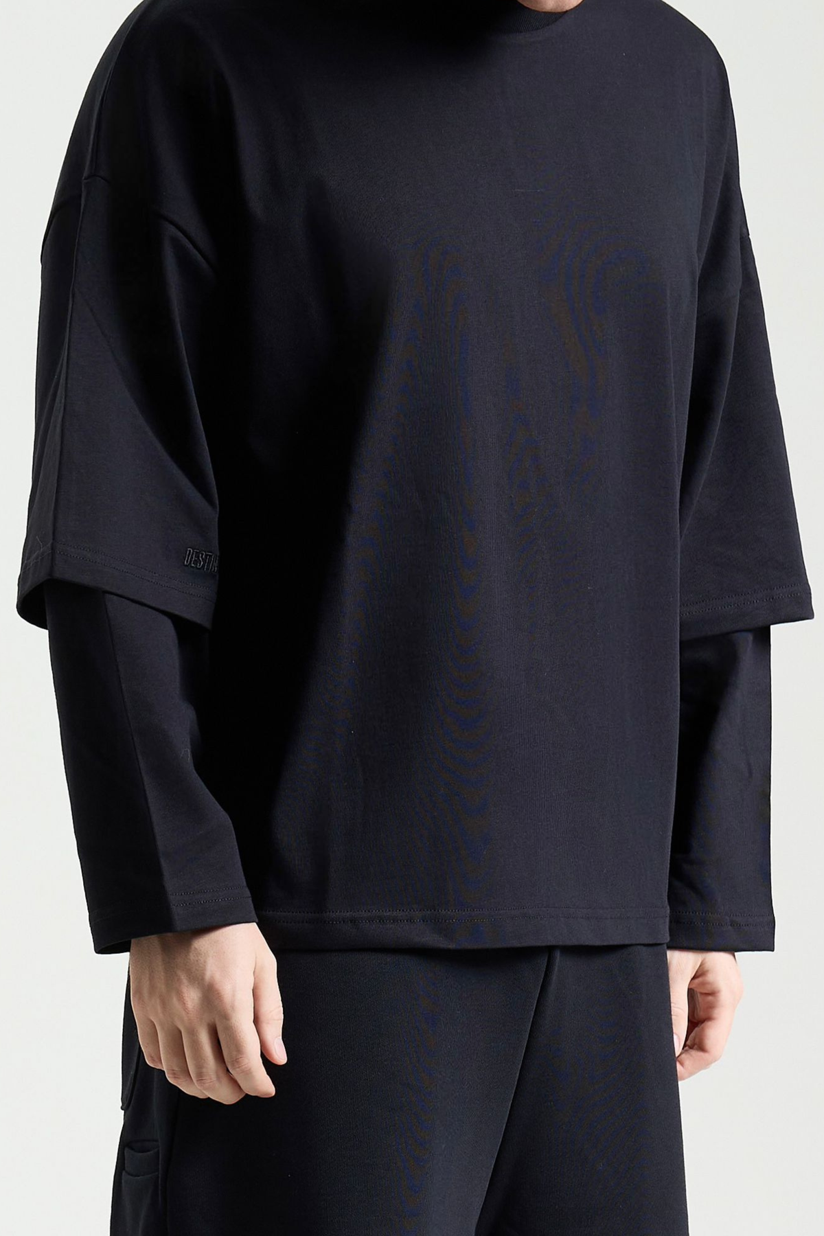 THIS DOUBLE SLEEVE DOESN'T SEEK ATTENTION, IT ATTRACTS IT.